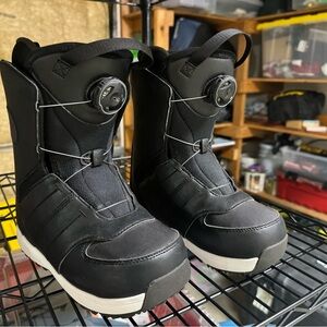 Snowboard boots youth size 2 (Salomon launch)